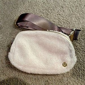 Lululemon crème sheep belt bag